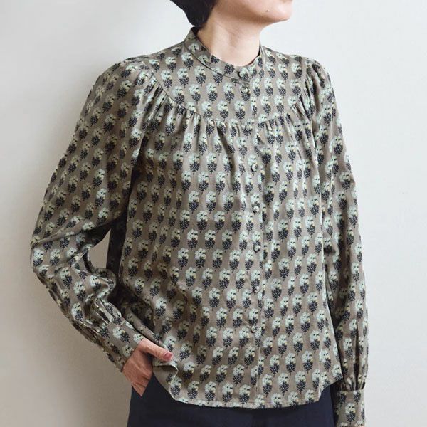 オーガニックコットン Ｖ＆Ａ サテン ギャザーブラウス エスター柄
