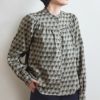 オーガニックコットン Ｖ＆Ａ サテン ギャザーブラウス エスター柄