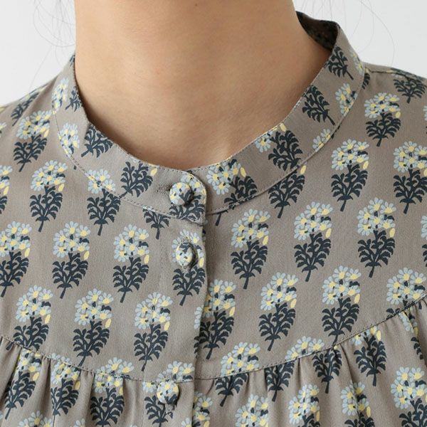 オーガニックコットン Ｖ＆Ａ サテン ギャザーブラウス エスター柄