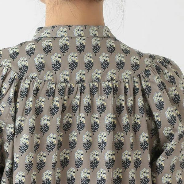 オーガニックコットン Ｖ＆Ａ サテン ギャザーブラウス エスター柄