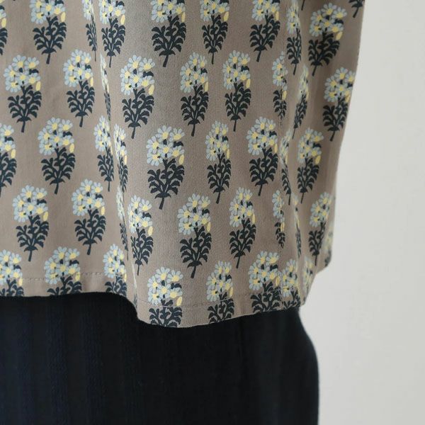 オーガニックコットン Ｖ＆Ａ サテン ギャザーブラウス エスター柄