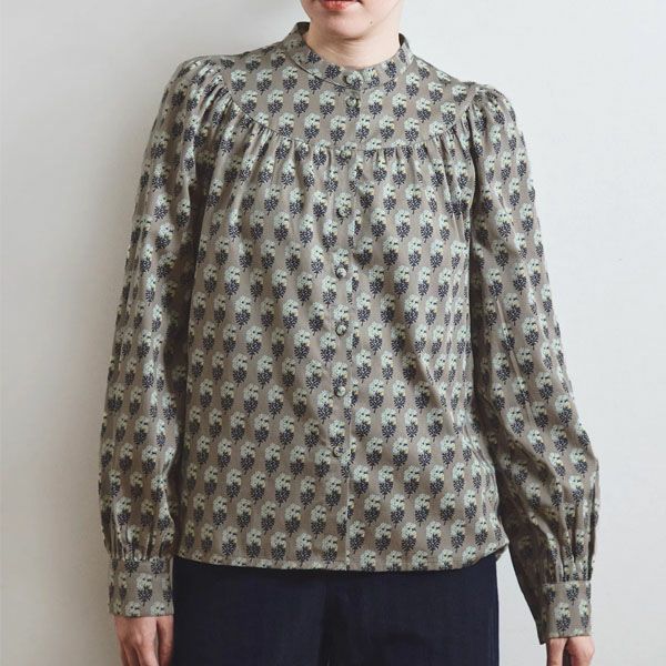 オーガニックコットン Ｖ＆Ａ サテン ギャザーブラウス エスター柄